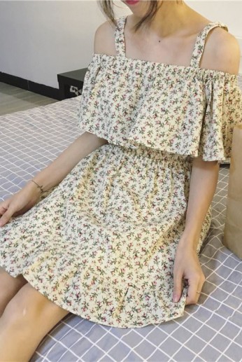 Đầm trễ vai hoa trắng