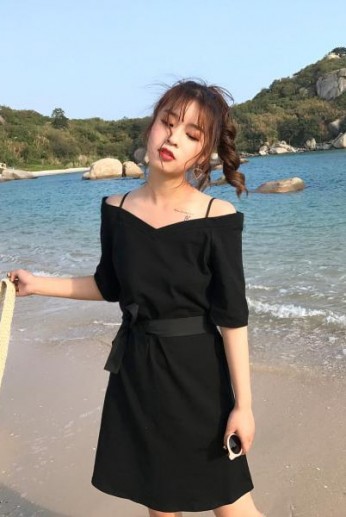Đầm đen lệch vai