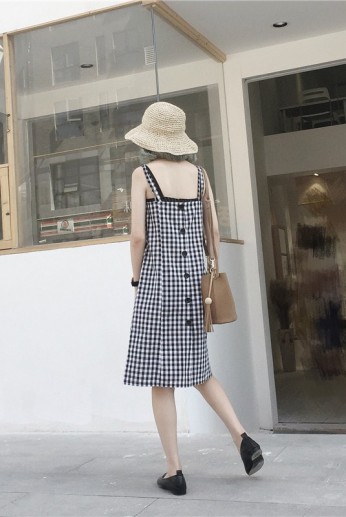 Đầm caro có nút