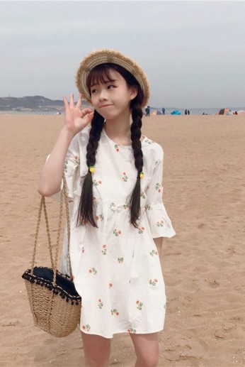 Đầm babydoll trắng chấm hoa