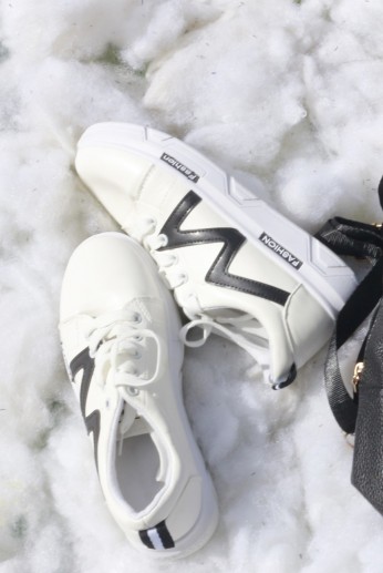 Giày có pha đường đen-Trắng